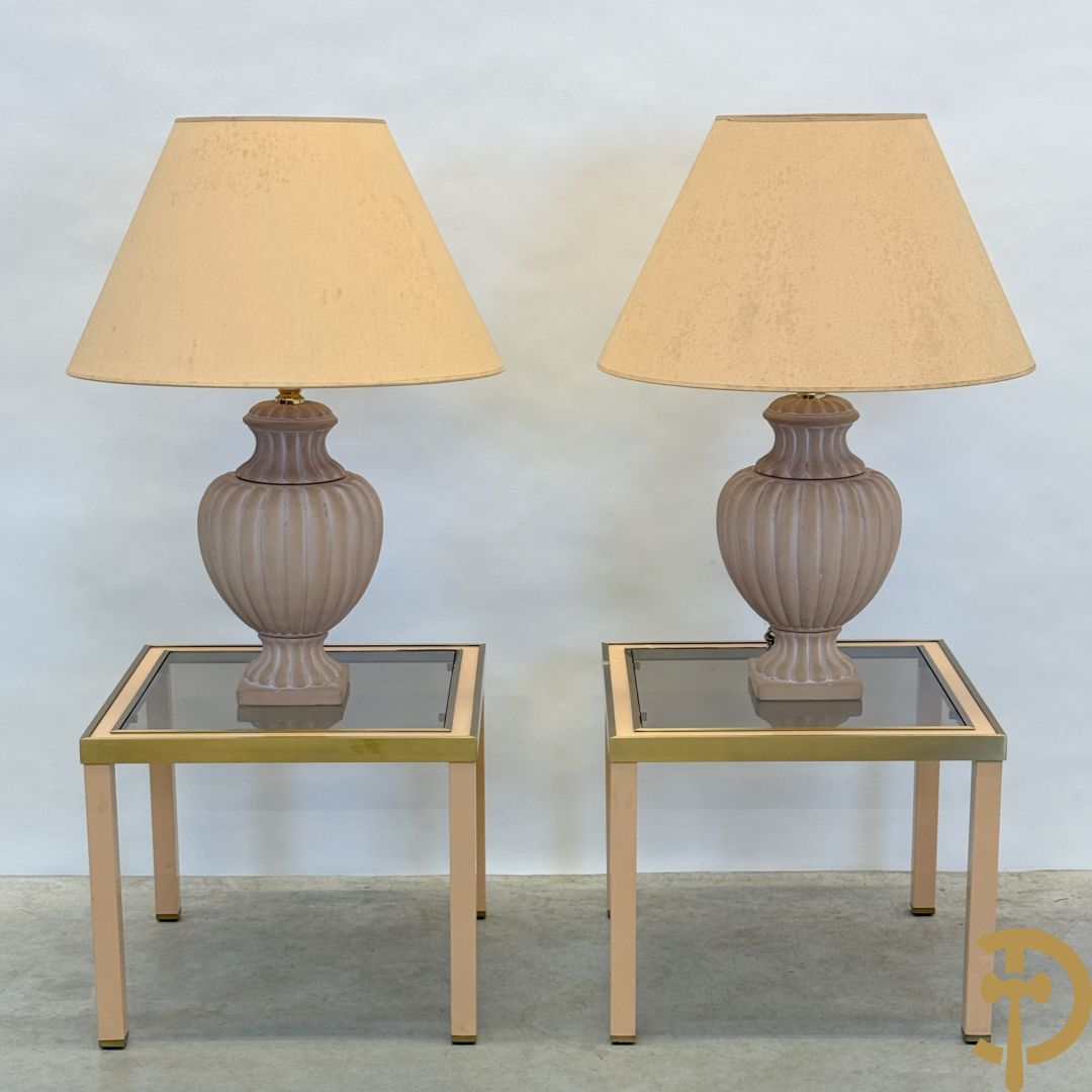 Paar bijzettafels met koperafwerking en glazen fumé blad + 2 bijhorende lampadaires in terra cotta