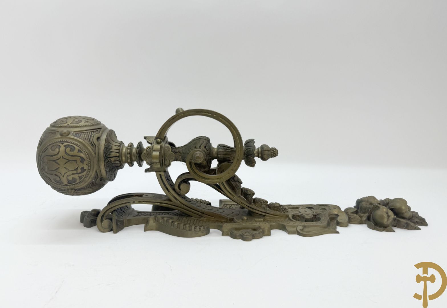 Bronzen wandappliek met accanthusranken en fruitmotieven