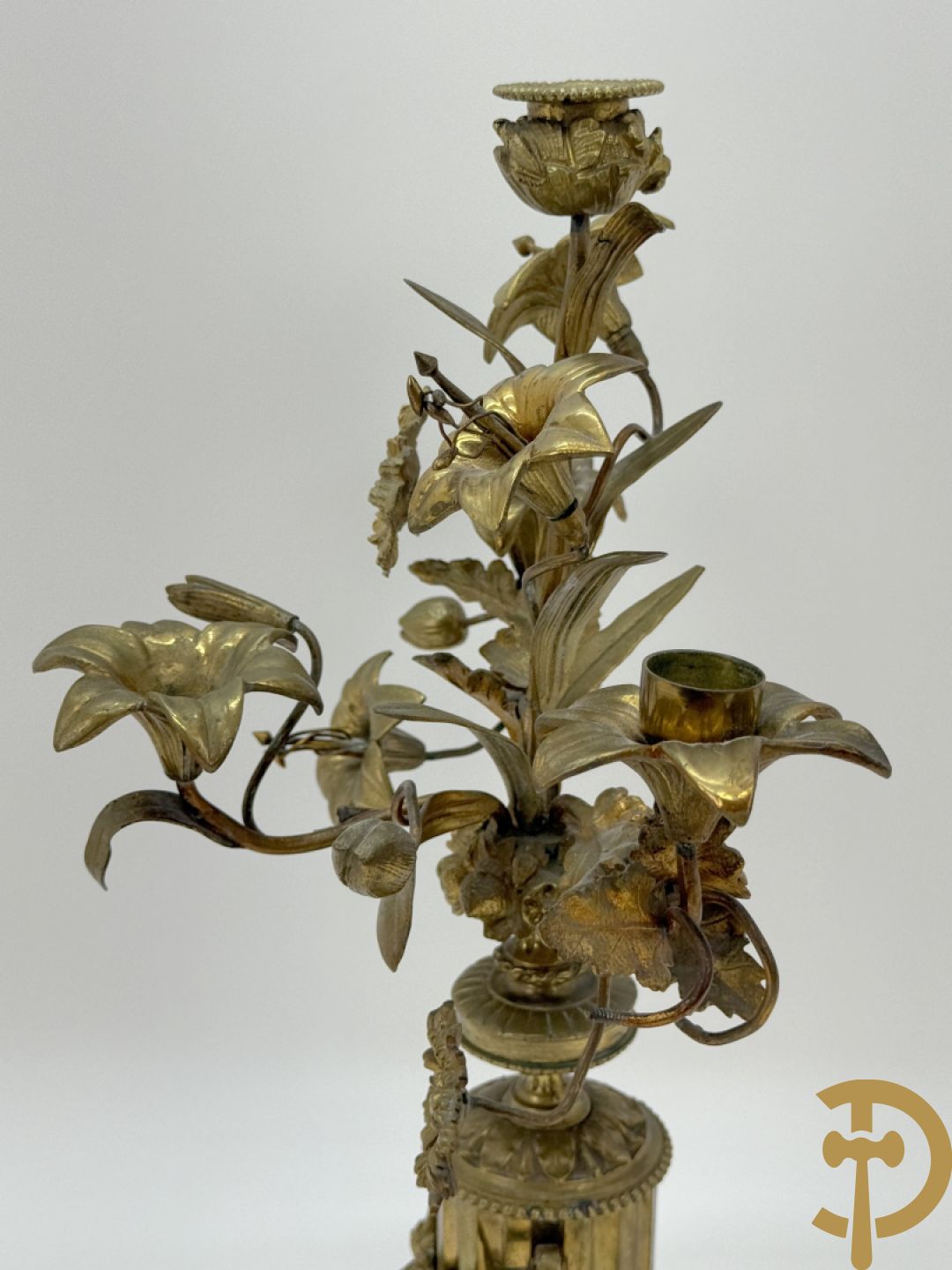 Paar bronzen kandelaars met guirlande en bloemenmotieven