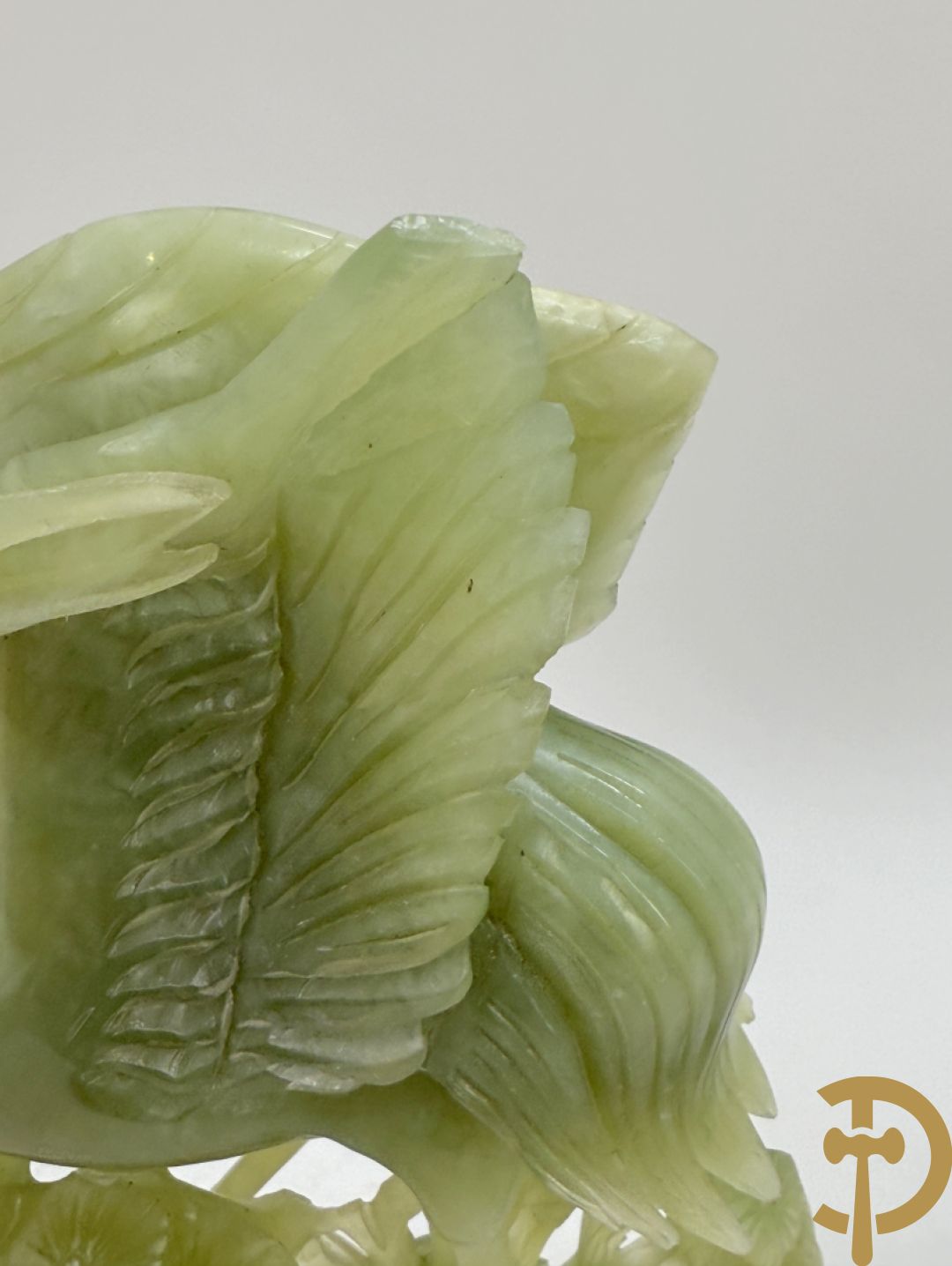 Paar jadeiet sculpturen met fenixvogels in natuurtafereel
