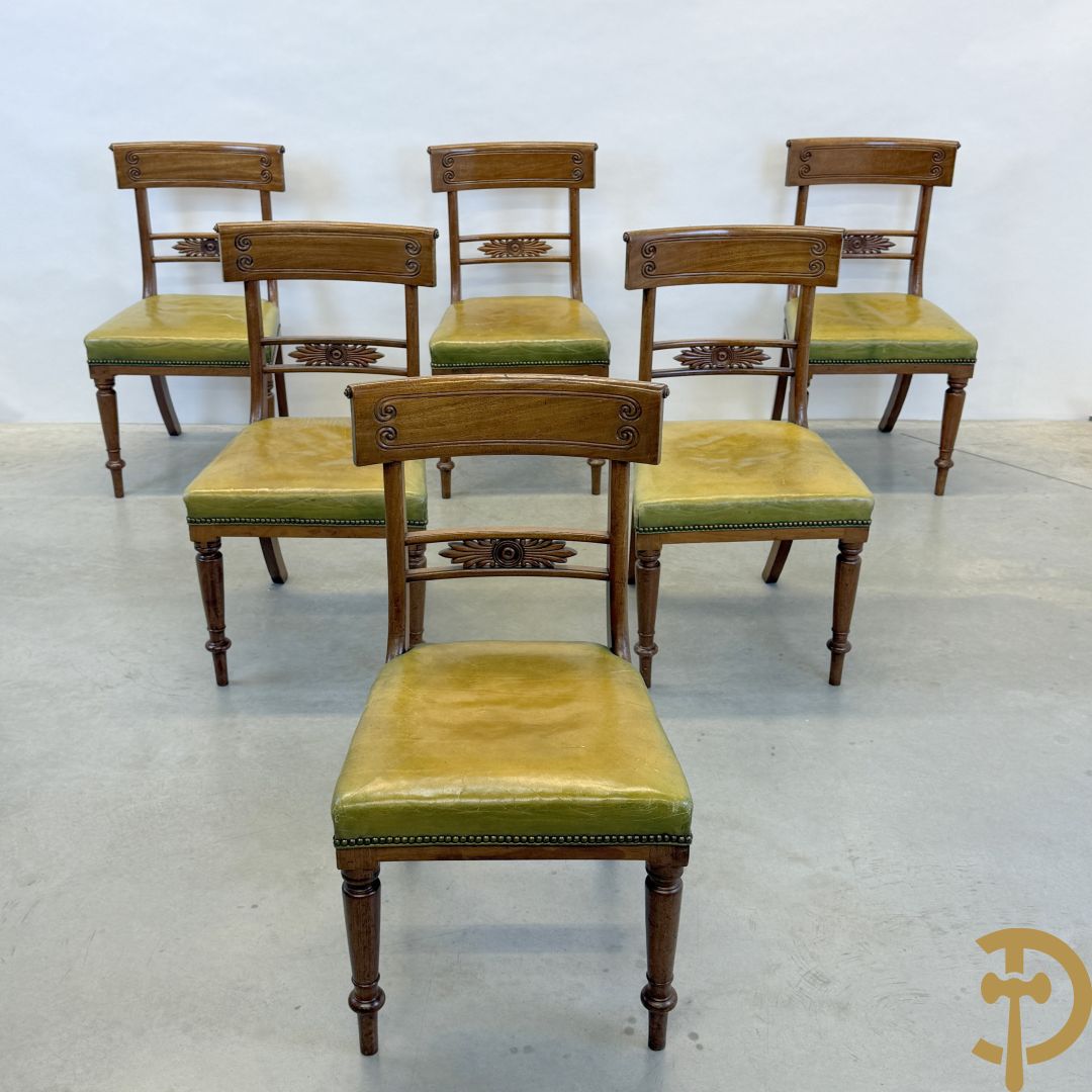 Set van 6 Engelse gondelvormige notelaren stoelen met lederen zitting