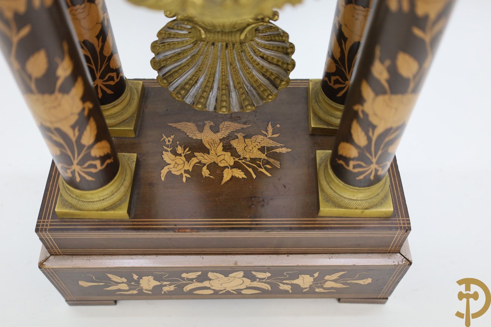 Vierzuilenklok Charles X met bloemenmarquetterie, 19e