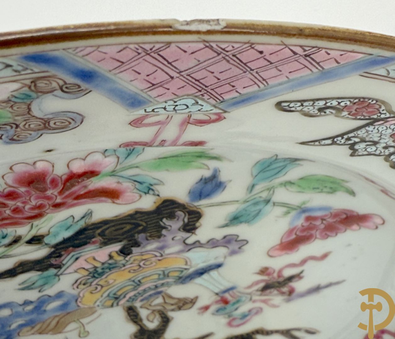 Chinese porseleinen ballustervormige vaas, King Long  + 2 porseleinen bordjes met bloemendecor + 2 bordjes met vazen- en bloemendecor + kopje en schoteltje Imari + dekselpotiche met vogel en bloemendecor