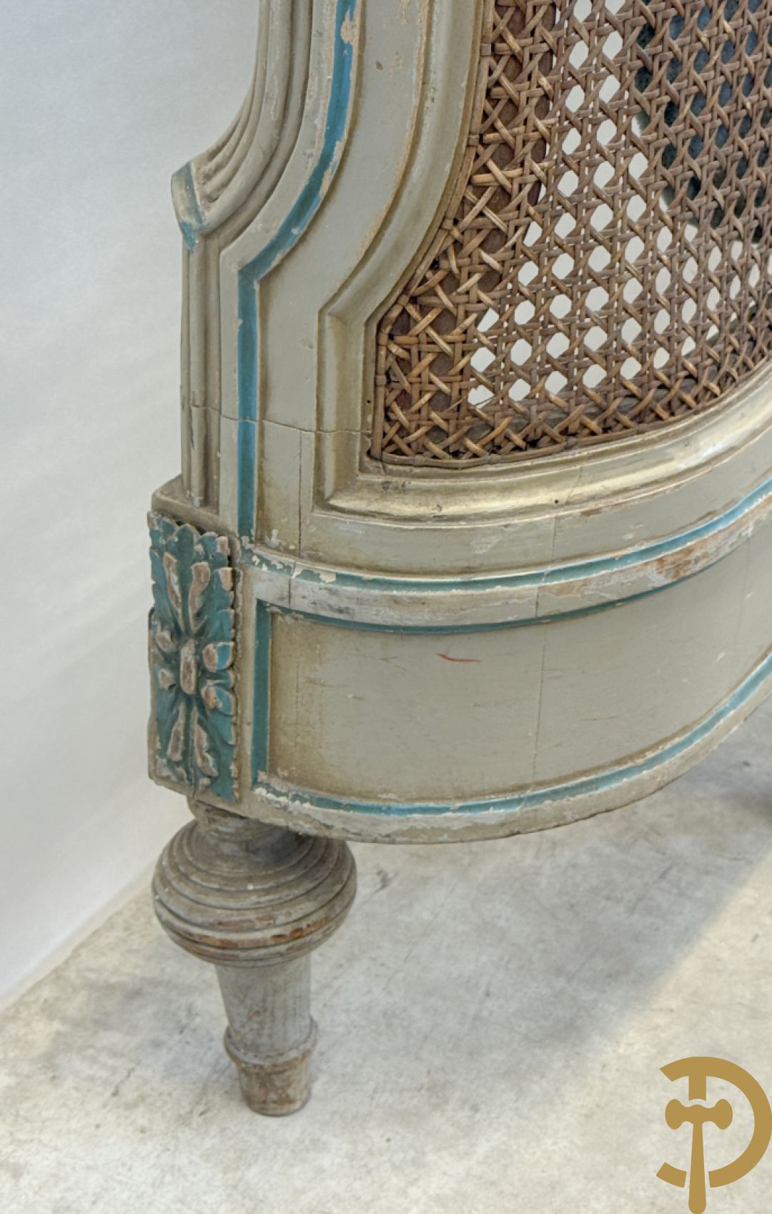 Gepatineerd Louis XVI bed met cannage en guirlandes + 2 muurconsoles met cannage en marmeren blad