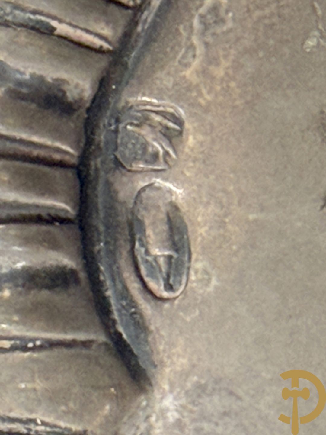 Massief zilveren schaaltjes op 3 pootjes + klein schaaltje Wolfers + flessenhouder  Engels massief zilver + 2 massief zilveren servetringen + zilveren eierdopje + massief zilveren geboortebeker + sigarettenetui gevat in massief zilveren omhulsel + vaasje met zilveren rand