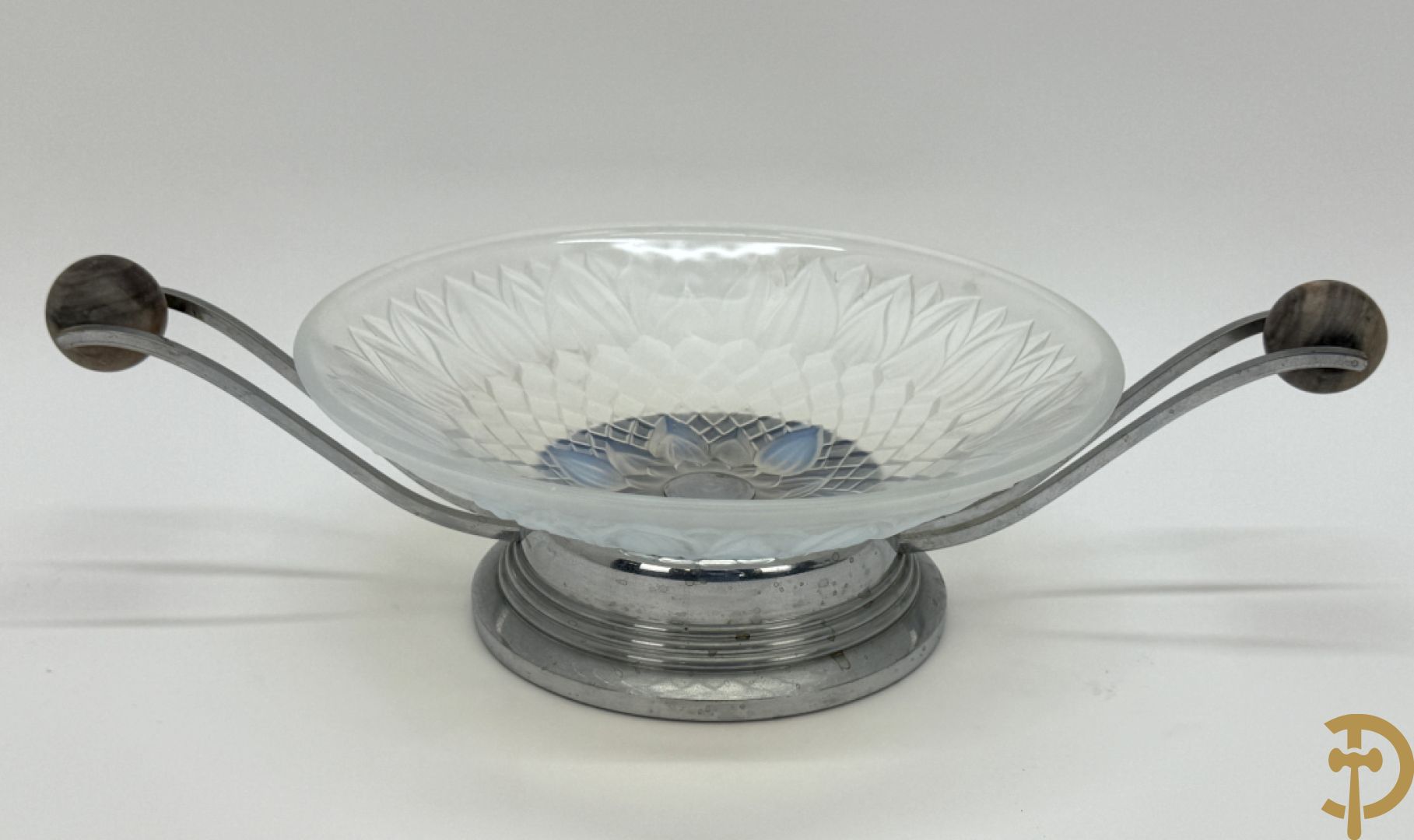 Art Deco schaal van pate de verre met bloemenmotief gevat in chromé houder + Art Deco coupe in pate de verre met bloemenmotieven gevat in chromé houder