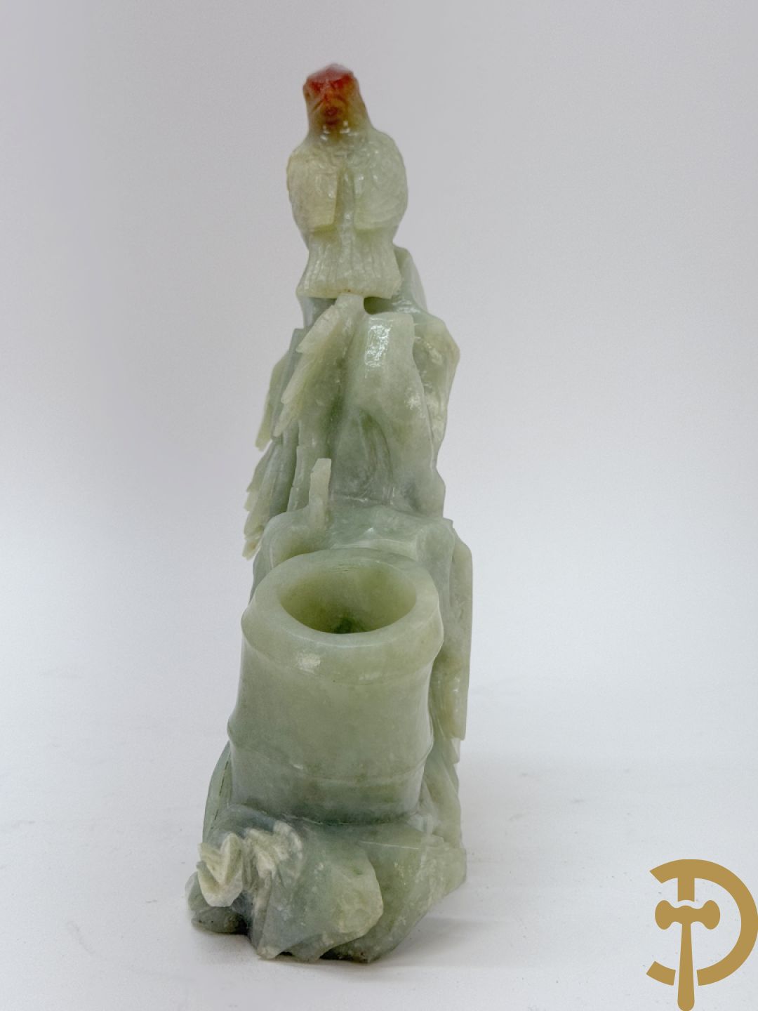 Vier Chinese handgesculpteerde vogels in jadeiet met bloemendecoratie