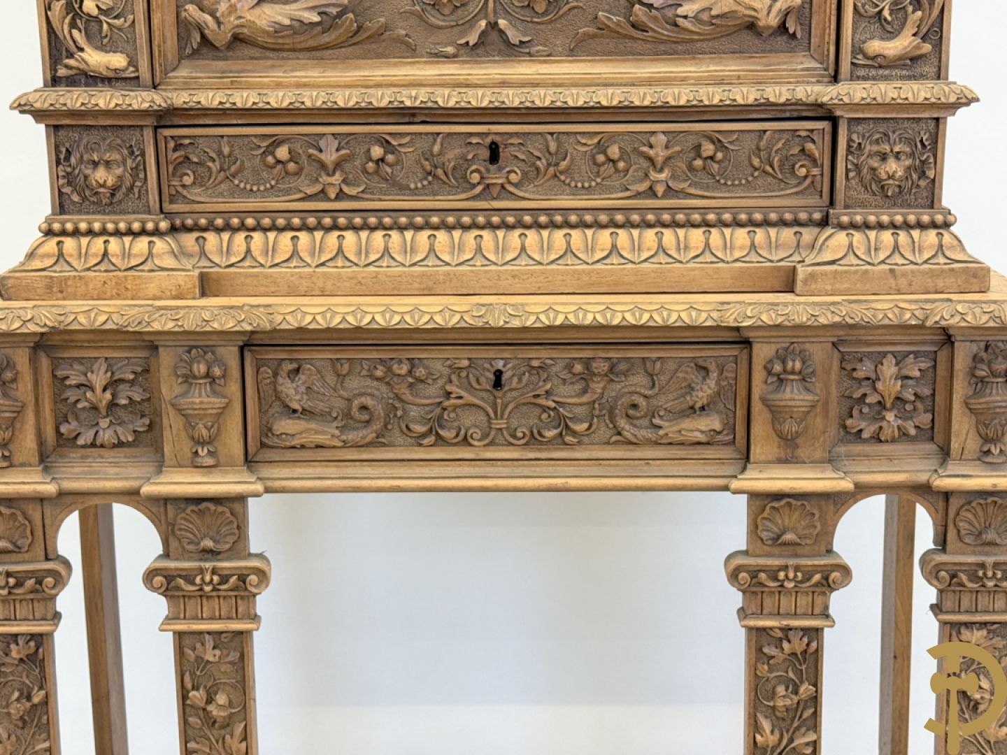Italiaanse handgesculpteerde Neo Renaissance credance, bovenaan met klep en onderaan met lade - sculptuur van dieren en accanthusranken, gemerkt Venetia