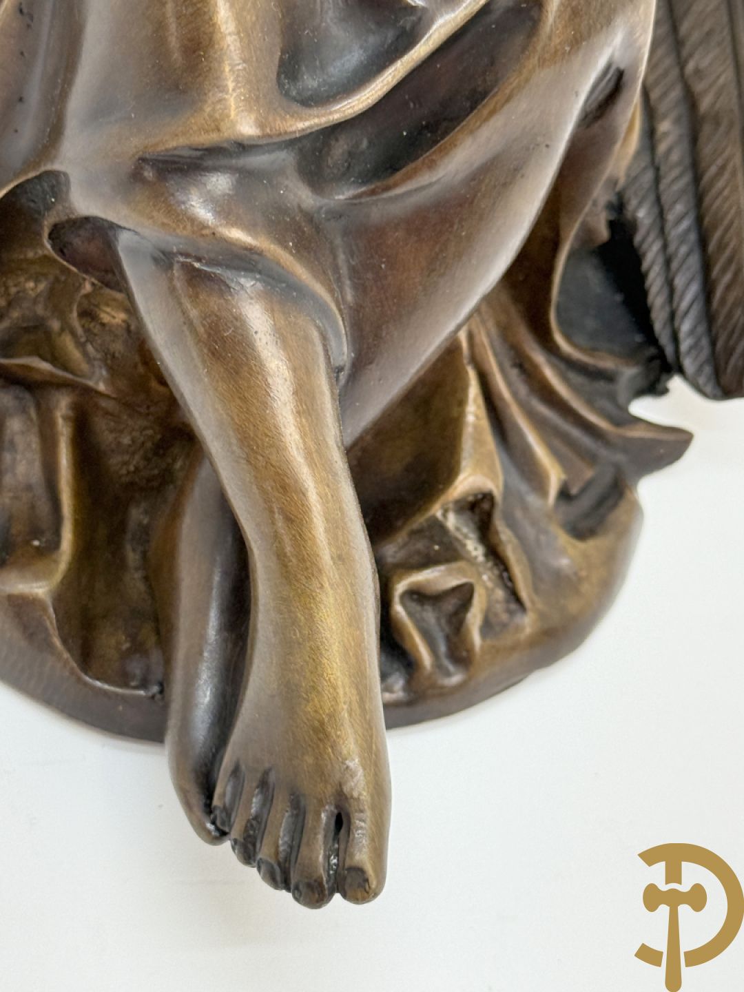 Bronzen wijwatervat van een engel dragende een rocailleschelp