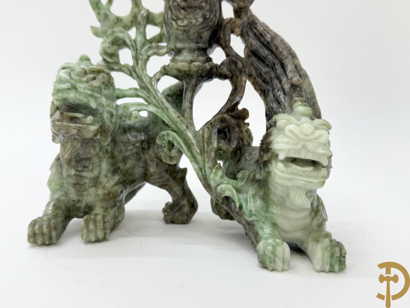 Sculptuur in speksteen van natuurtafereel met vogels en pioenrozen + speksteen sculptuur tafereel van 2 fo honden en vaas