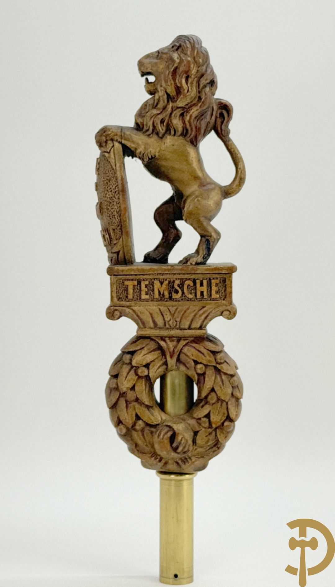 Houtgesculpteerde vlaggentop met Vlaamse leeuw 