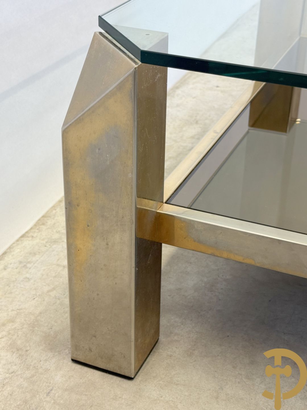 Vintage koperen salontafel op 4 afgeschuinde poten, onderaan met fumé blad en bovenaan met achthoekige blad