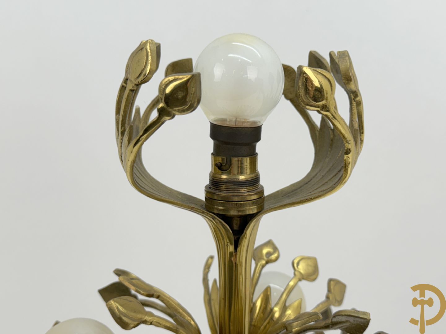 Paar koperen vierarmige lampen met gestyleerde bloemen-en plantenmotieven, Jugendstil