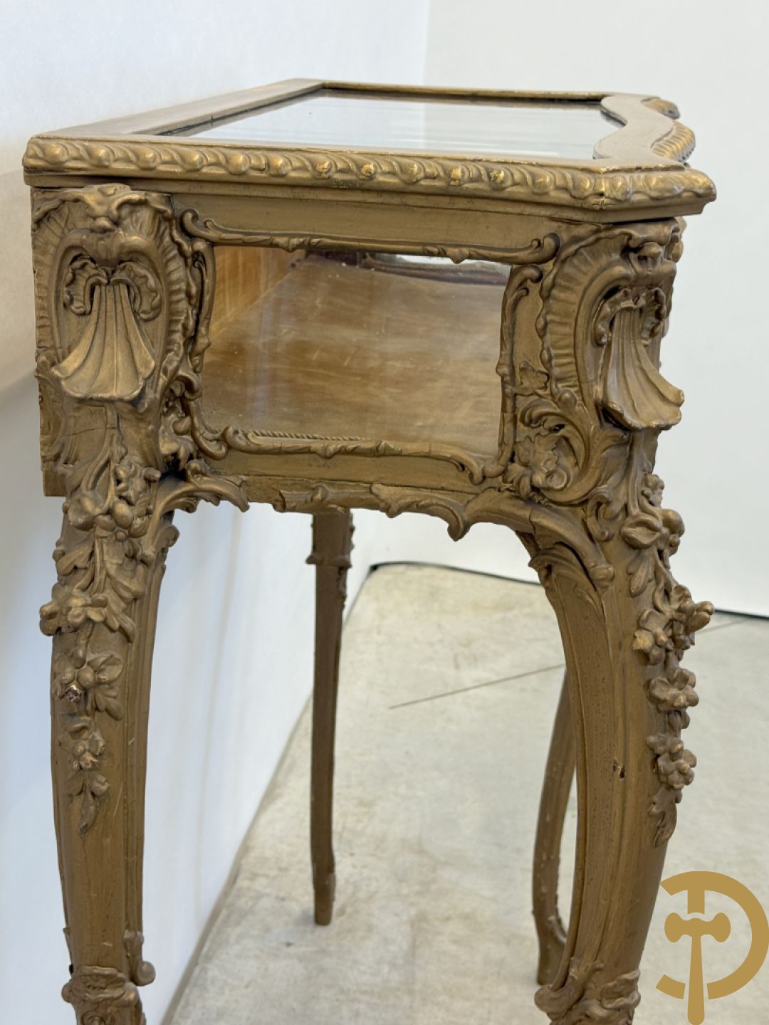 Vergulde Louis XV juwelenvitrine met openklapbaar deksel, bezet met rocailles, op voluutvormige poten