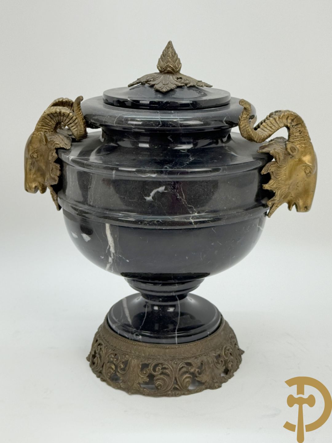 Paar marmeren cassolettes bezet met bronzen ramskoppen