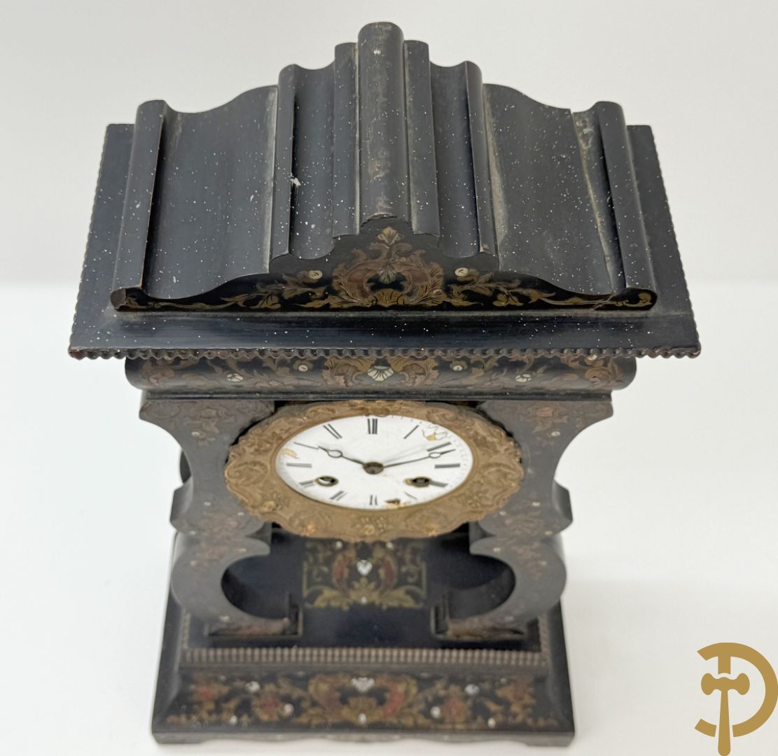 Napoleon III pendule met koper- en parelmoerinleg