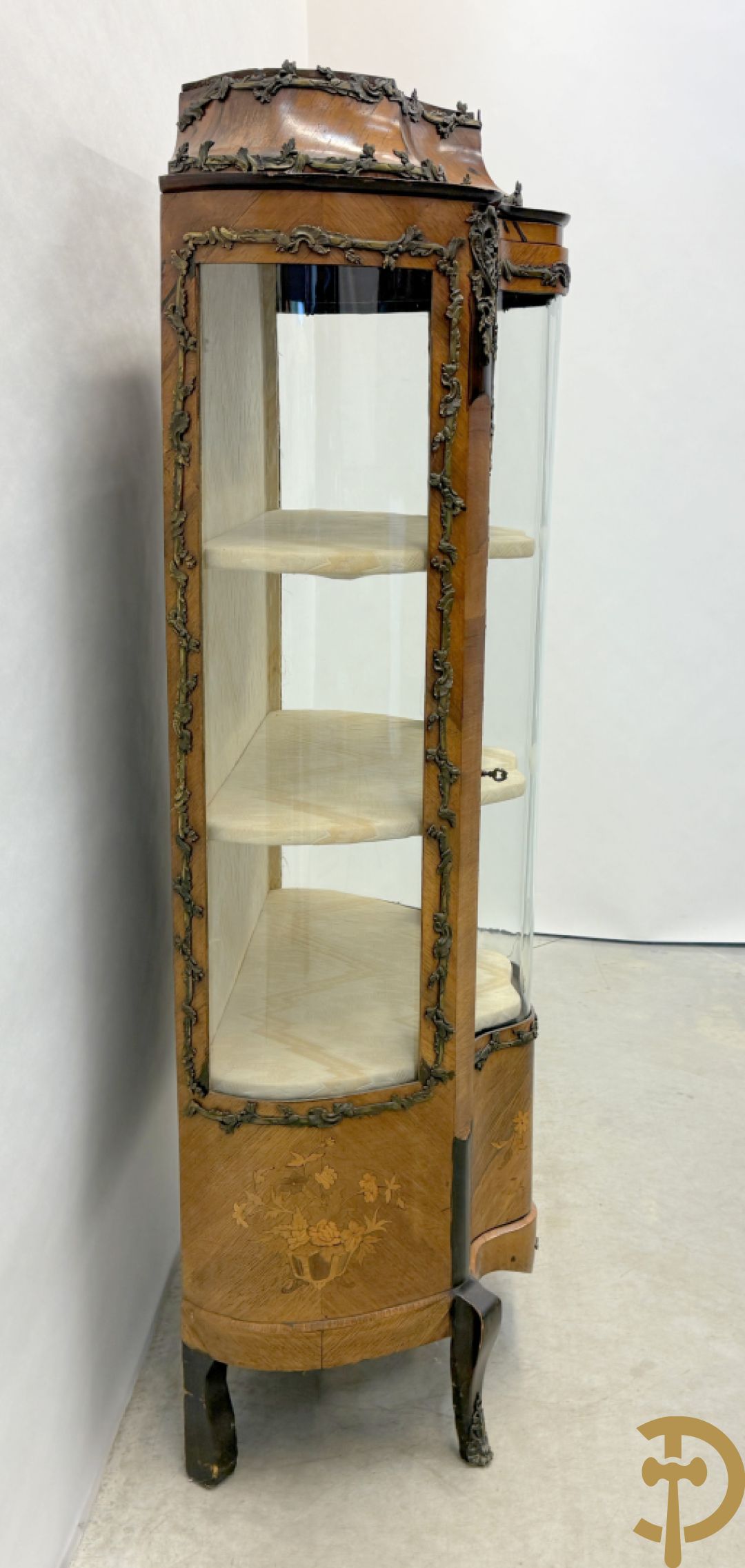 Notelaren Louis XV vitrine met gebogen glas, bezet met bronsbeslag en onderaan met bloemenmarketterie