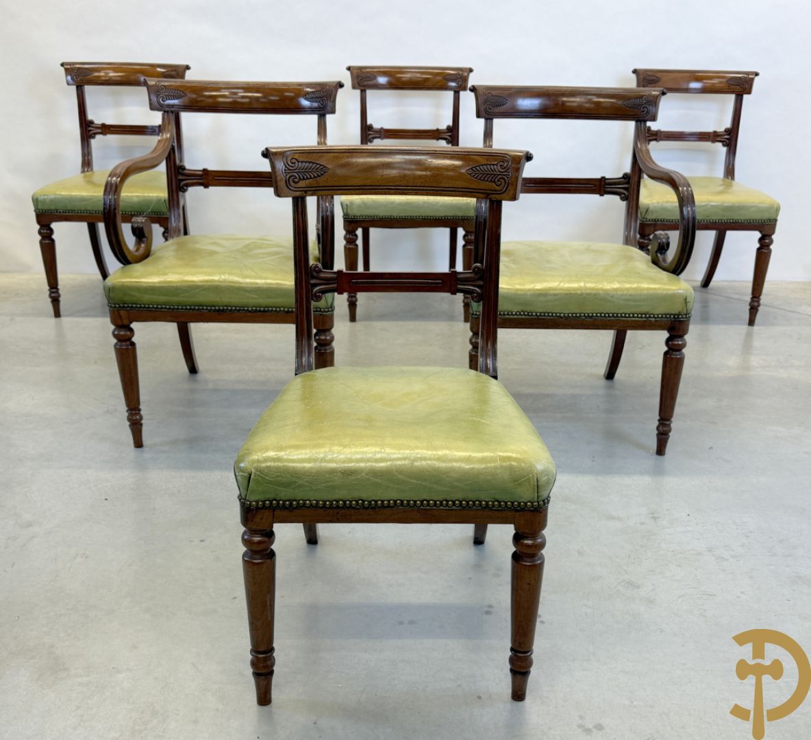Set Engelse mahoniehouten stoelen met gondelvormige rug en lederen zitting (2 armzetels en 4 stoelen)