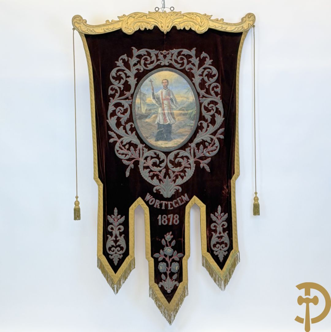 Processiebannier met bordeaux vaandel bezet met goudbrocaat van accanthusranken, Wortegem 1878, centraal handbeschilderd medaillon met voorstelling van Franciscus Xaverius - gehouden door verguld houtgesculpteerd ornament