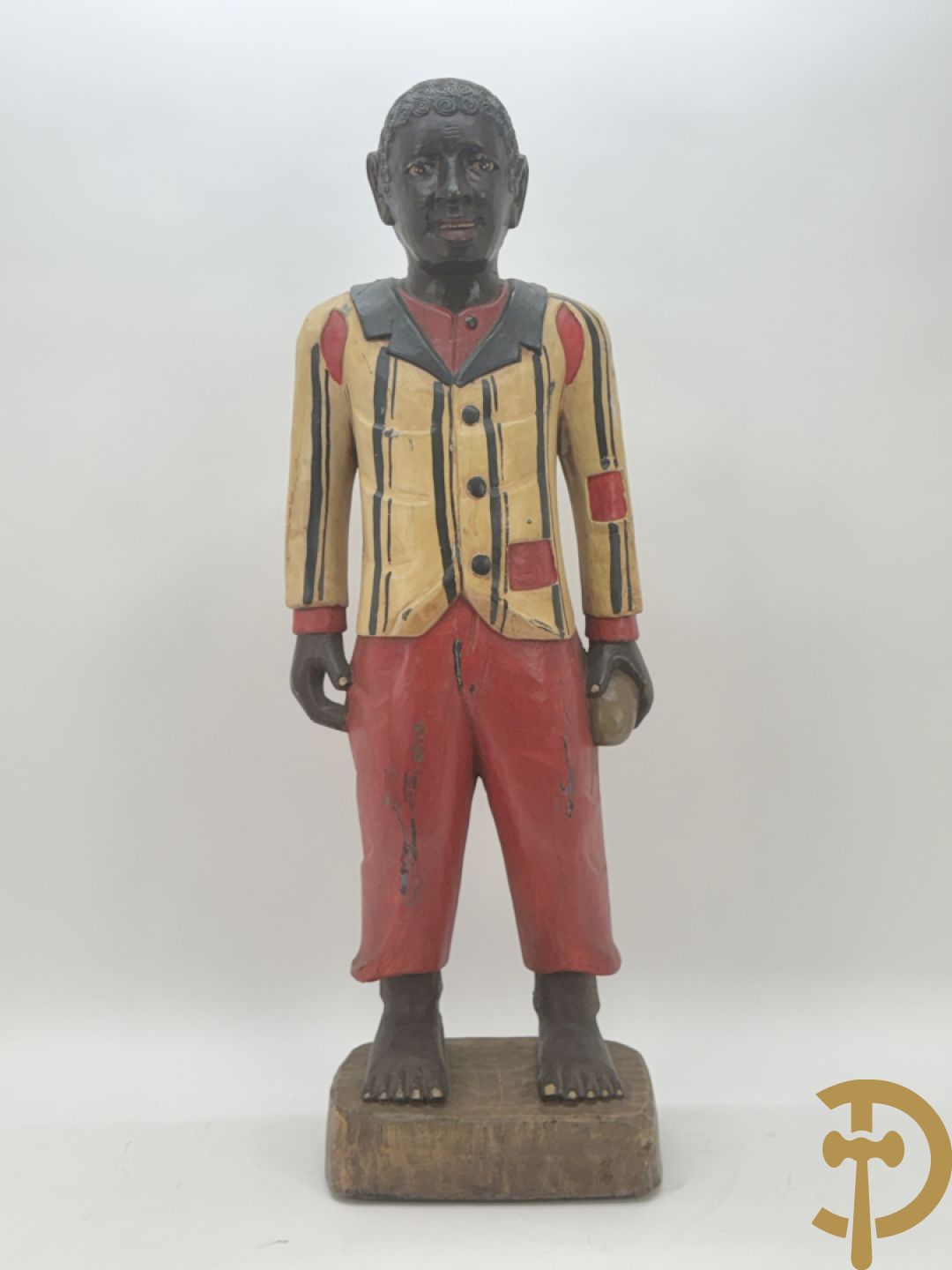 Houtgesculpteerd beeld van staande man