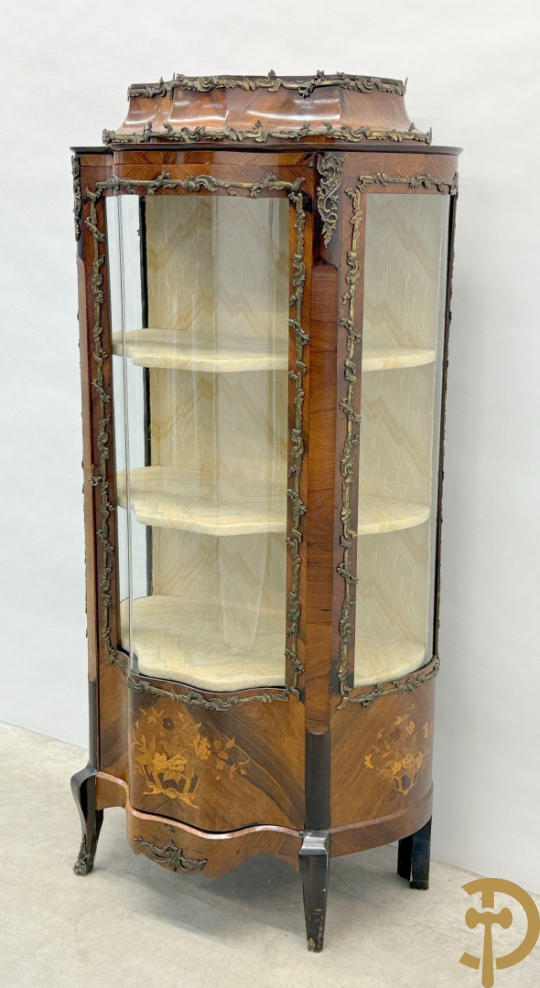 Notelaren Louis XV vitrine met gebogen glas, bezet met bronsbeslag en onderaan met bloemenmarketterie