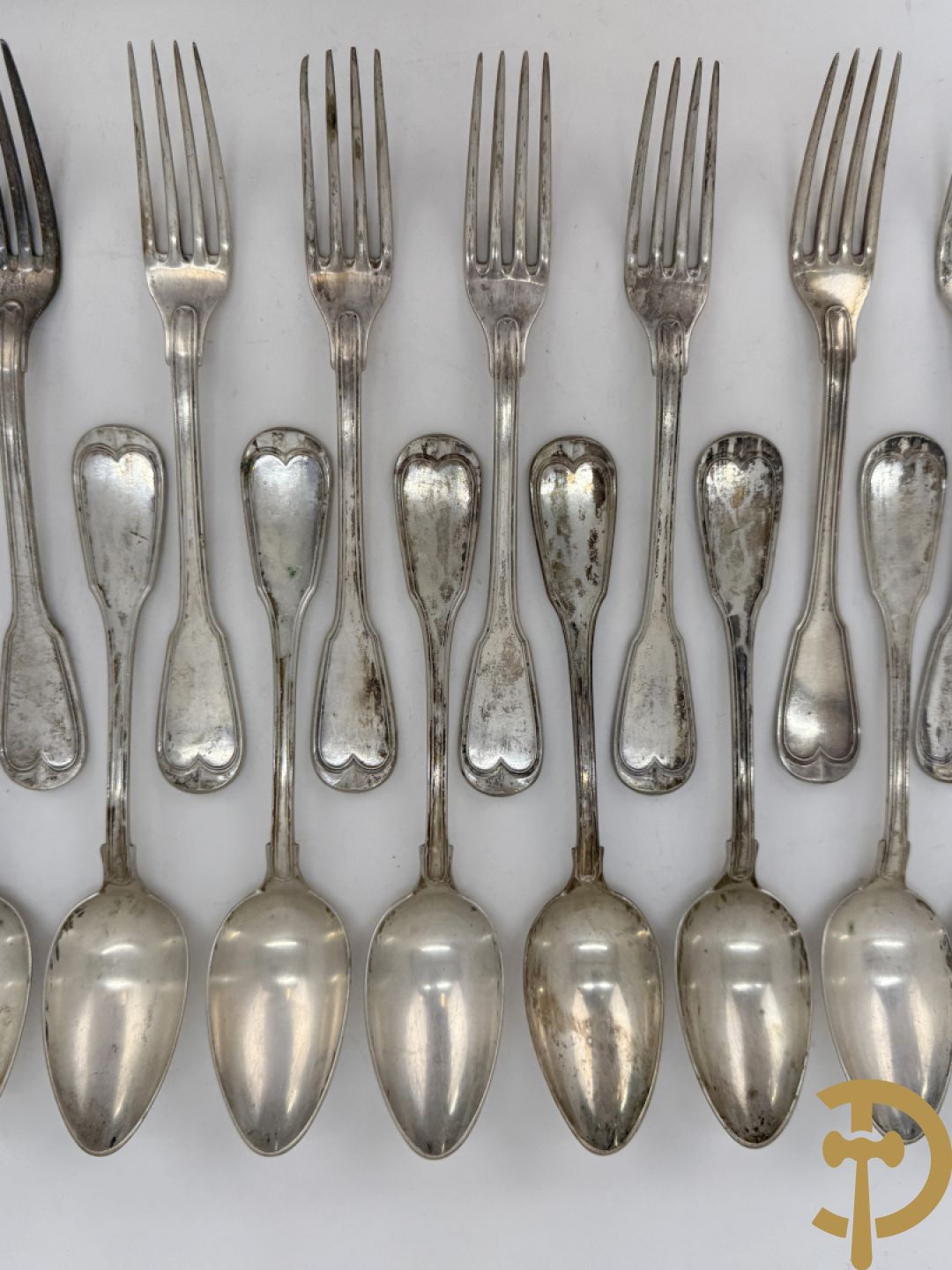 Massief zilveren bestek Louis Philippe model met initialen bestaande uit 13 soeplepels (853 gram), 9 vorken (657 gram), 3 dessertlepels (59 gram) en 1 pollepel (221 gram)