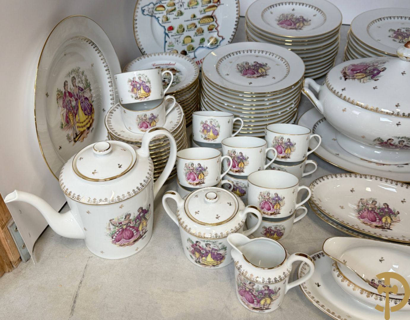 Porseleinen eet- en koffieservies met decor van elegant koppel, Limoges gemerkt