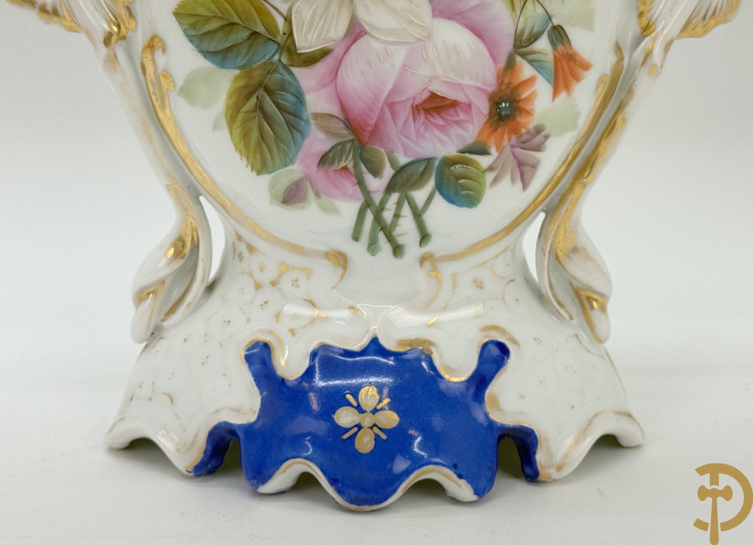 Paar Vieux Paris cornetvazen met handbeschilderd bloemendecor + Vieux Paris cornetvaas met decor van elegante dame