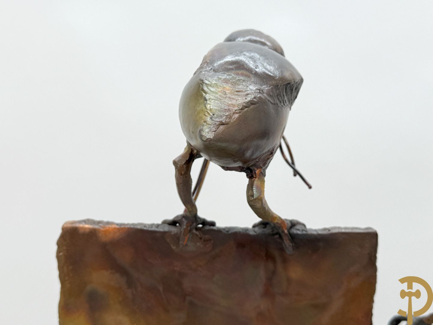 BEL J. getekend (Belaen Jean Pierre) Bronssculptuur met 4 vogels op schutting