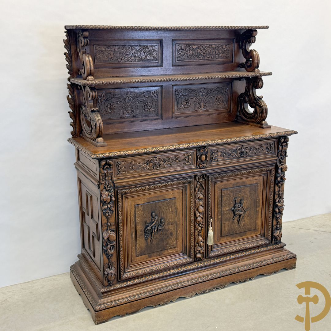 Massief eiken Neo Renaissance vaiselier met sculptuur van fruit en accanthusranken, 19e