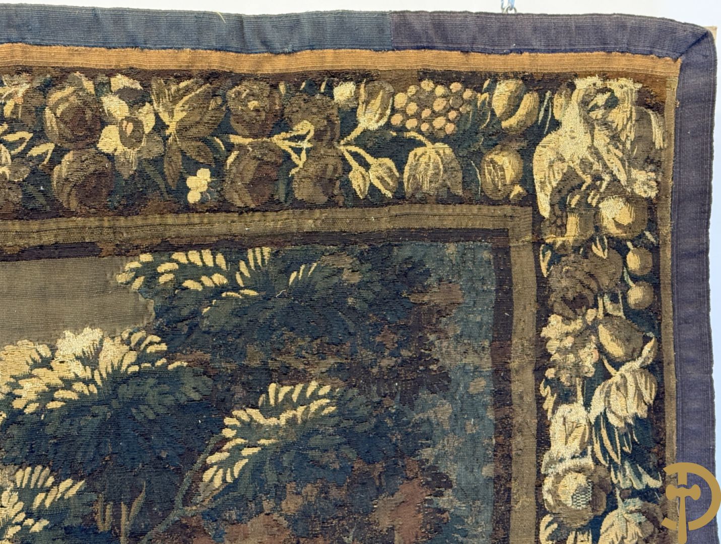 Fragment van wandtapijt met geanimeerde mythologische scène, omgeven door florale omranding, 18e