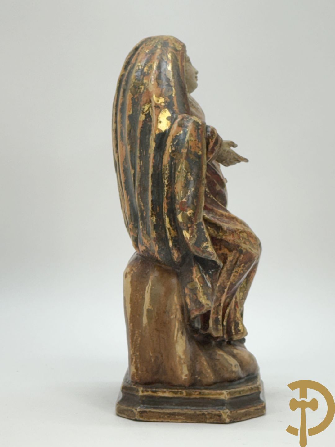 Gepolychromeerde houtsculptuur van zittende dame