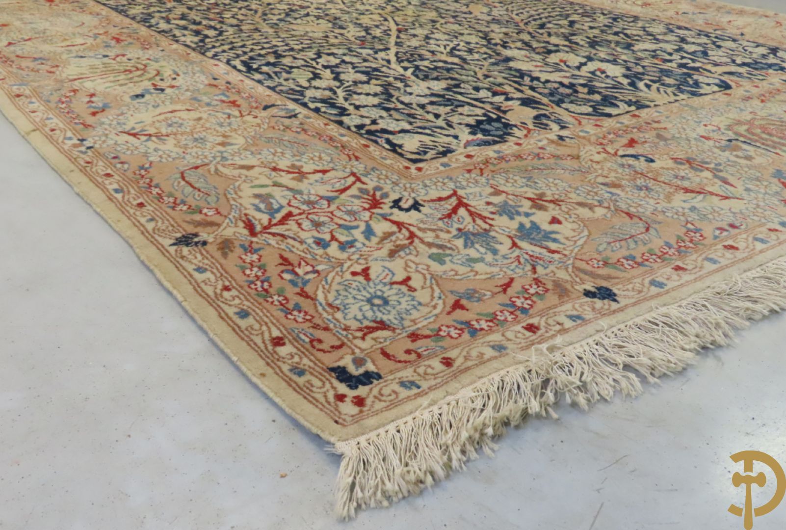 Oosters handgeknoopt tapijt Nain met vogel- en plantendecor