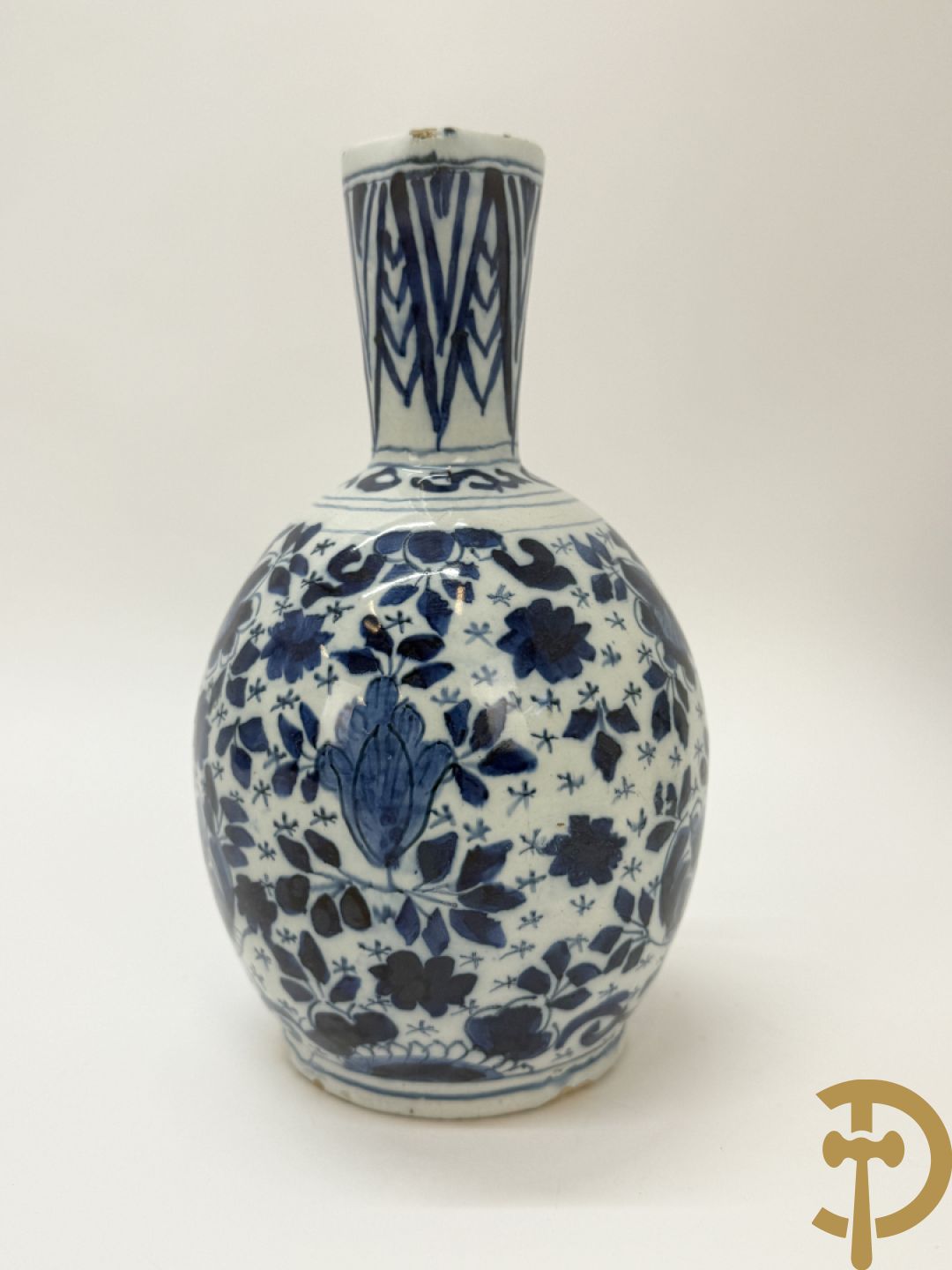 Twee Delftse blauw/wit schenkkannen met bloemendecor
