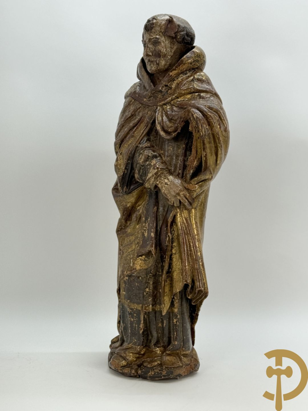 Gepolychromeerde houtsculptuur van man met mantel