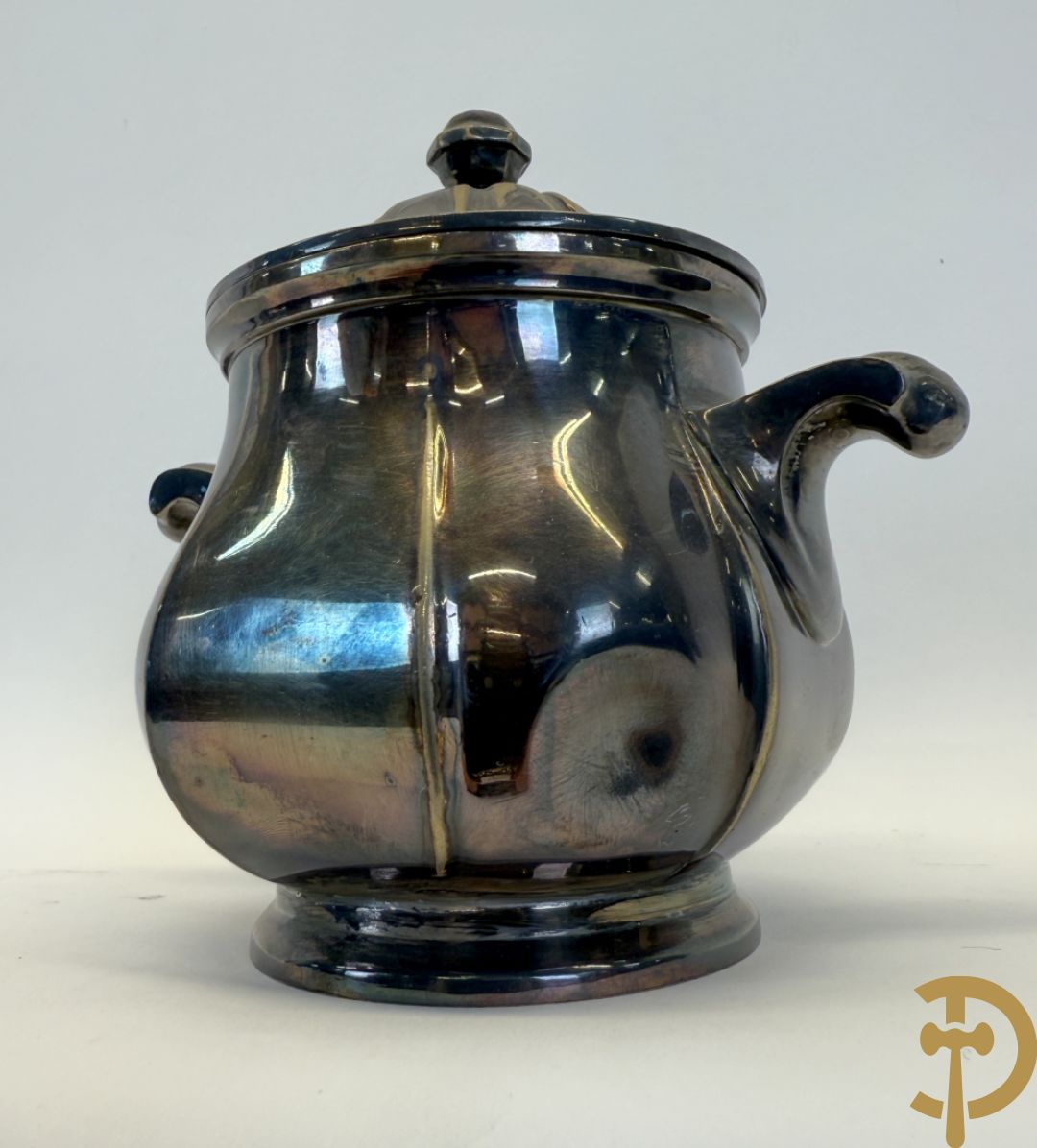 Koffieset Whiskemen (suikerpot met bluts) + Zes verzilverde kandelaars + verzilverde ijscoupes + verzilverde koffiefilters + olie- en azijnstel + verzilverde suikerstrooier e.a.