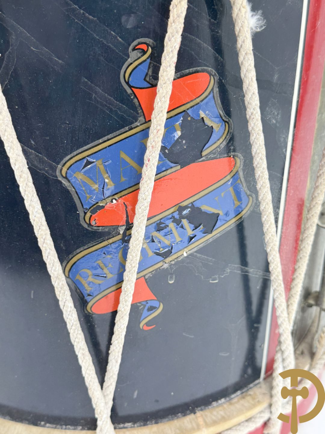 Antieke trommel met embleem van Malta Regiment, 1st. BN King