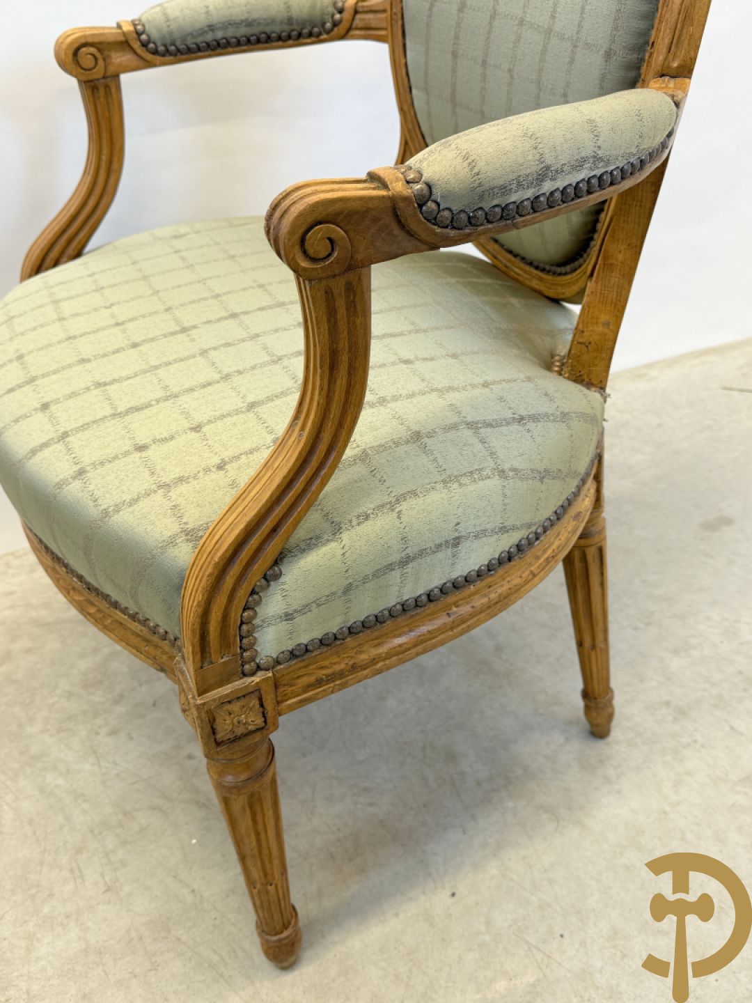 Paar Louis XVI stijl armzetels met ovale medaillon - op gecanneleerde poten