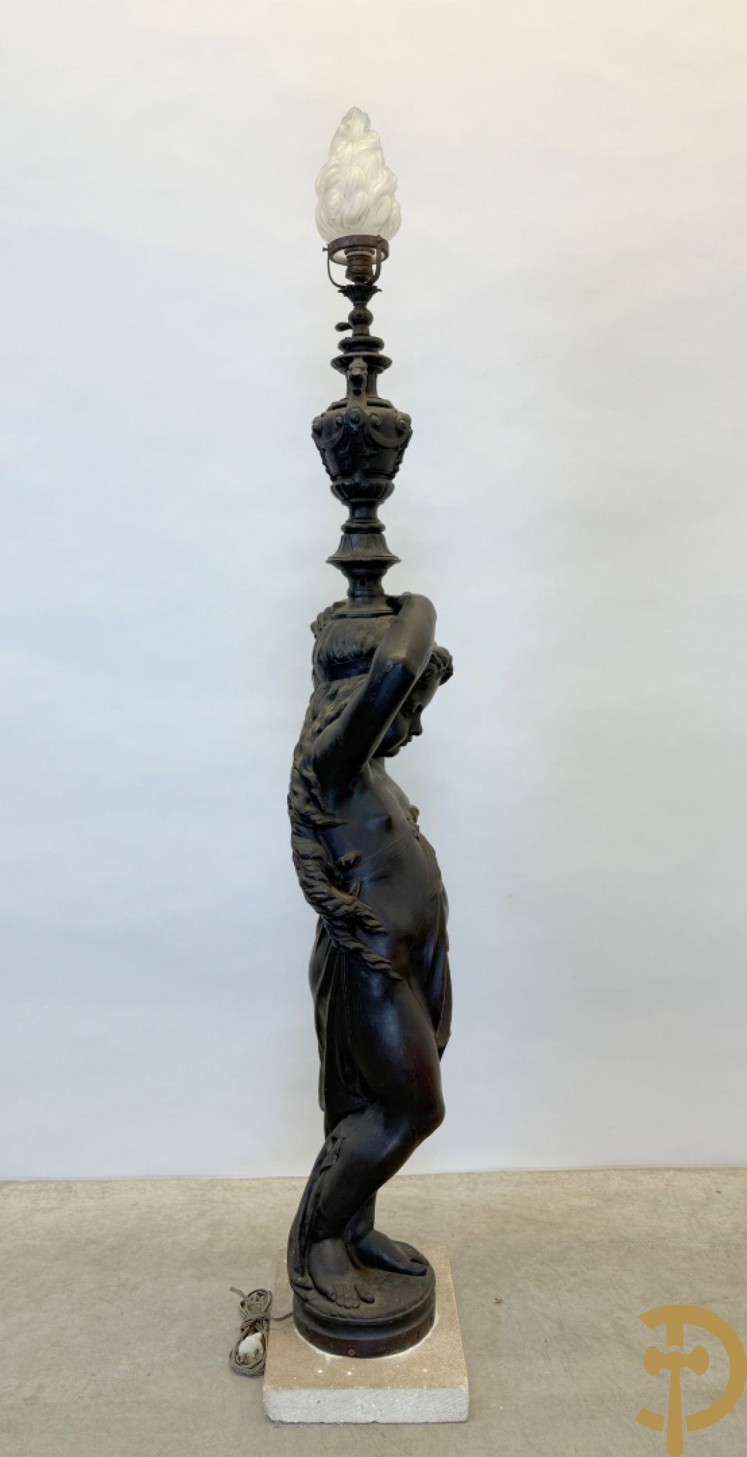 Gietijzeren gepatineerd beeld van cupido dragende een amfoor op het hoofd als lantaarn
