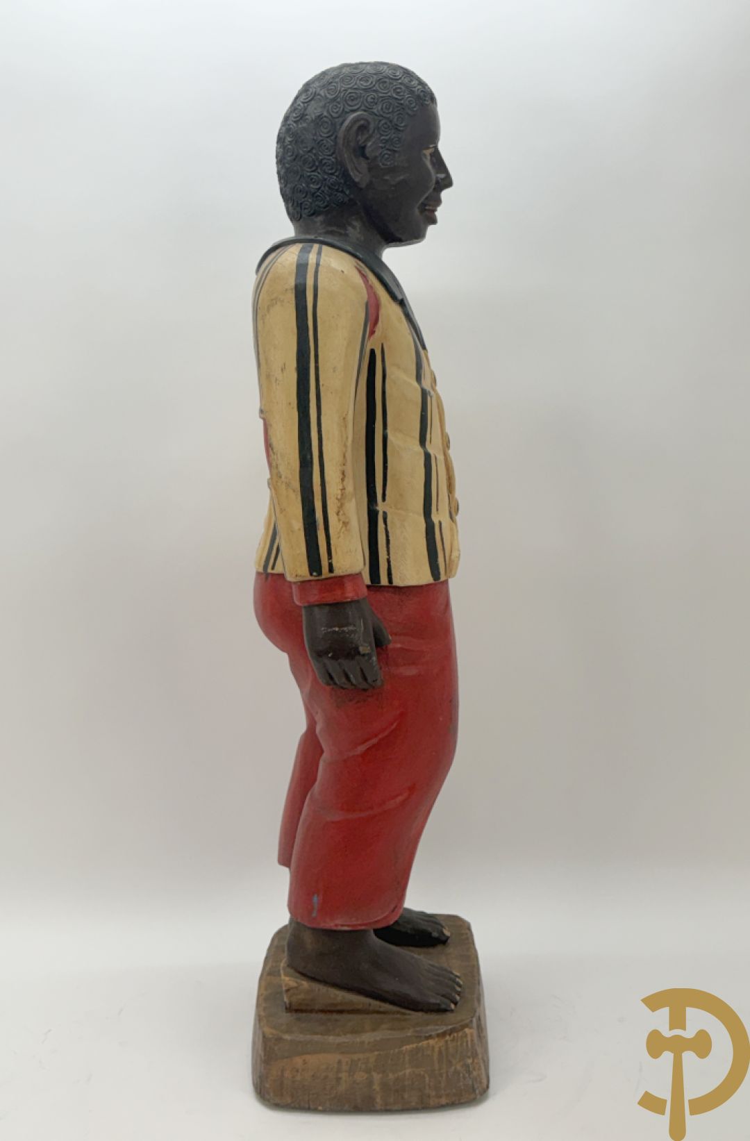 Houtgesculpteerd beeld van staande man