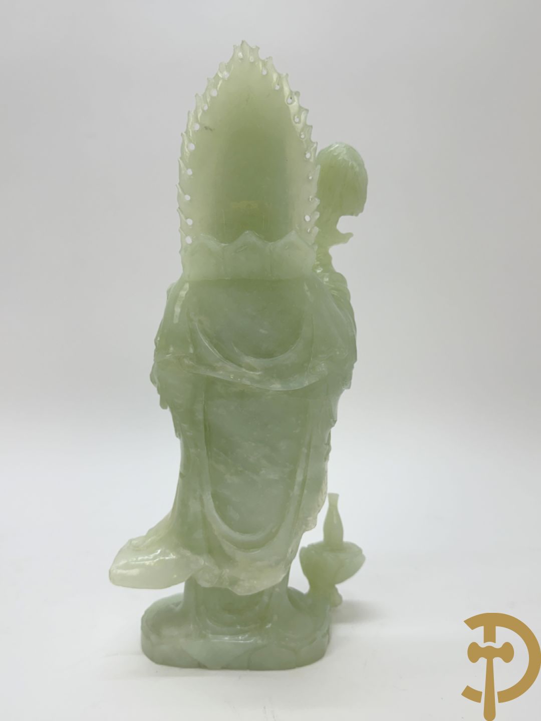 Jadeiet sculptuur van boedhistisch figuur + jadeiet wijsgeer met perziken + geisha in jadeiet