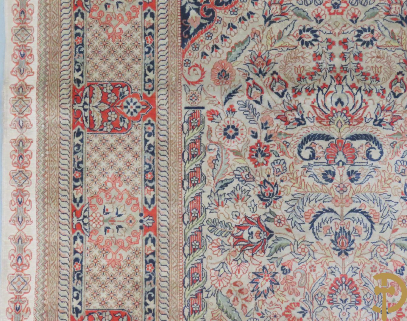 Zijden handgeknoopt tapijt met amfoor en bloemendecor