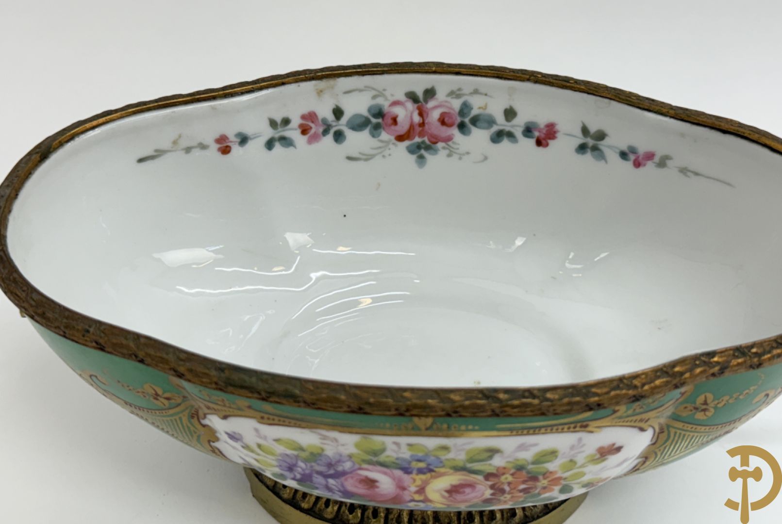 Sèvres cachepot met dubbel decor van handbeschilderde romantische dames en bloemendecor + cachepot in Frans porselein met bloemendecor gevat in bronzen houder + Limoges medici vaas met zwanehalzen
