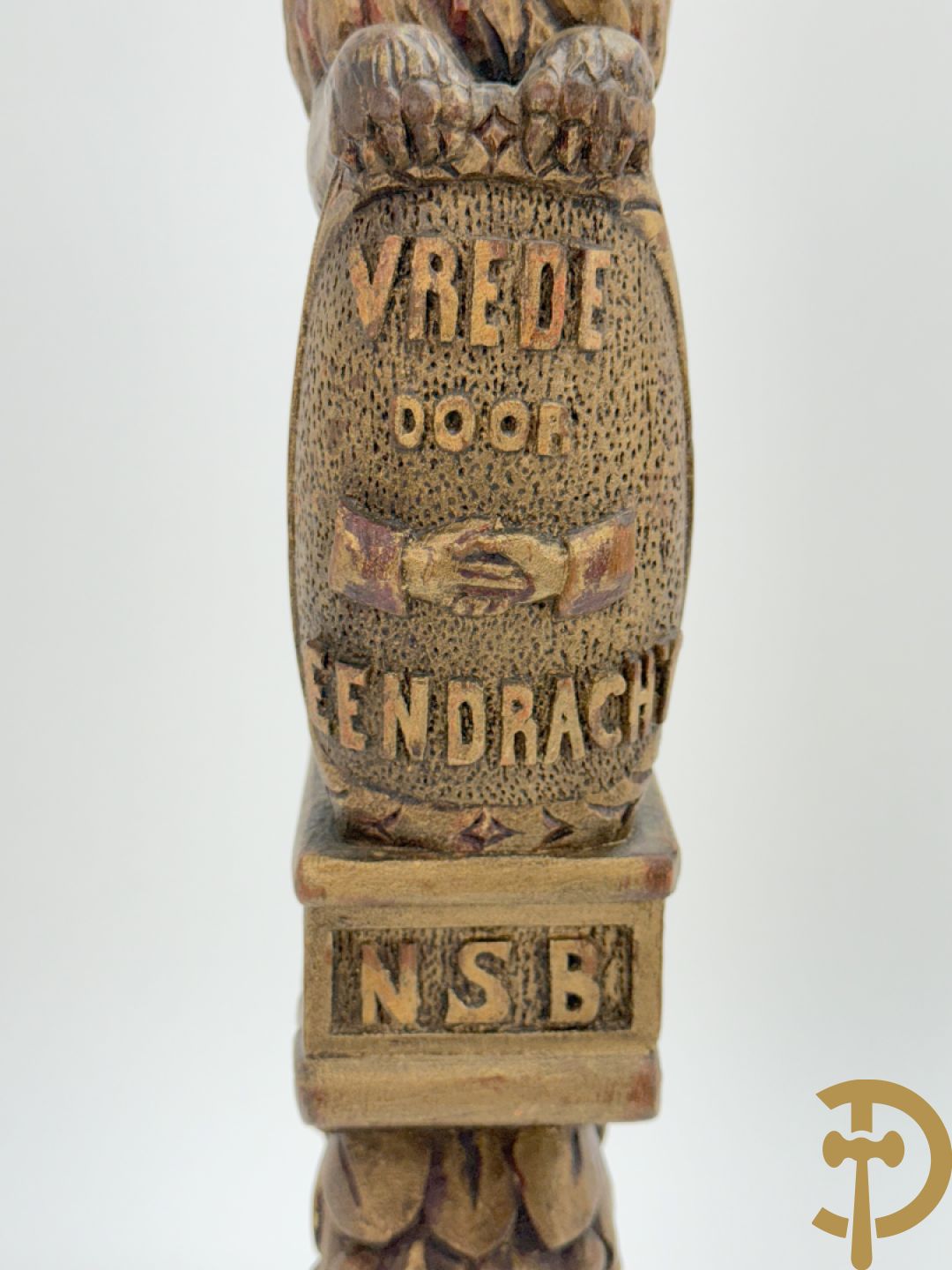 Houtgesculpteerde vlaggentop met Vlaamse leeuw 