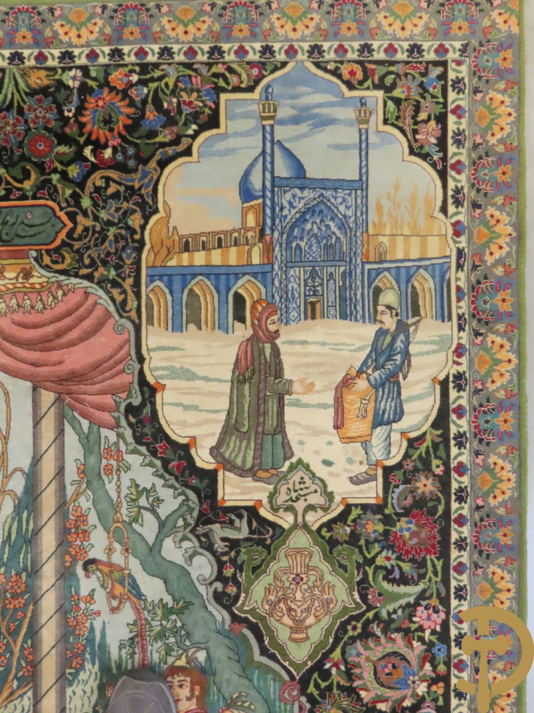 Oosters handgeknoopt tapijt Tabriz met figuratieve voorstelling, centraal met geanimeerde hofscène, omgeven door 4 hoekmedaillons met architecturale afbeeldingen - onderaan en bovenaan getekend