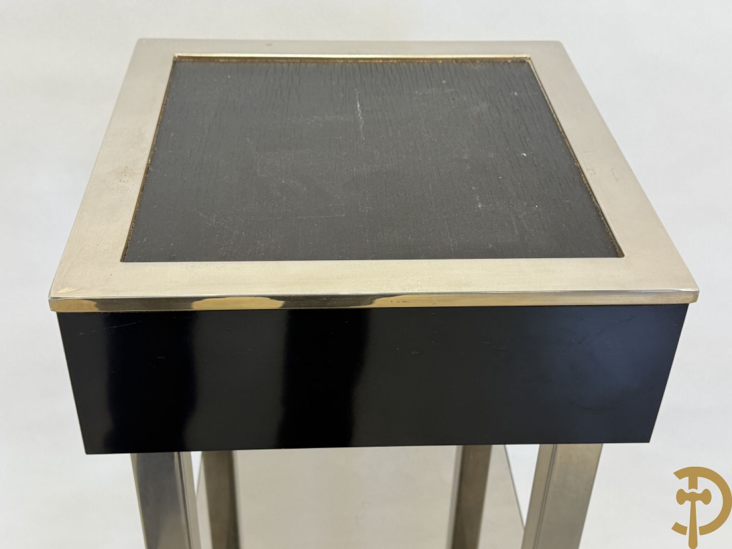 Kleine étagère met koperen buisframe en ingewerkte spot op zwarte formica voet