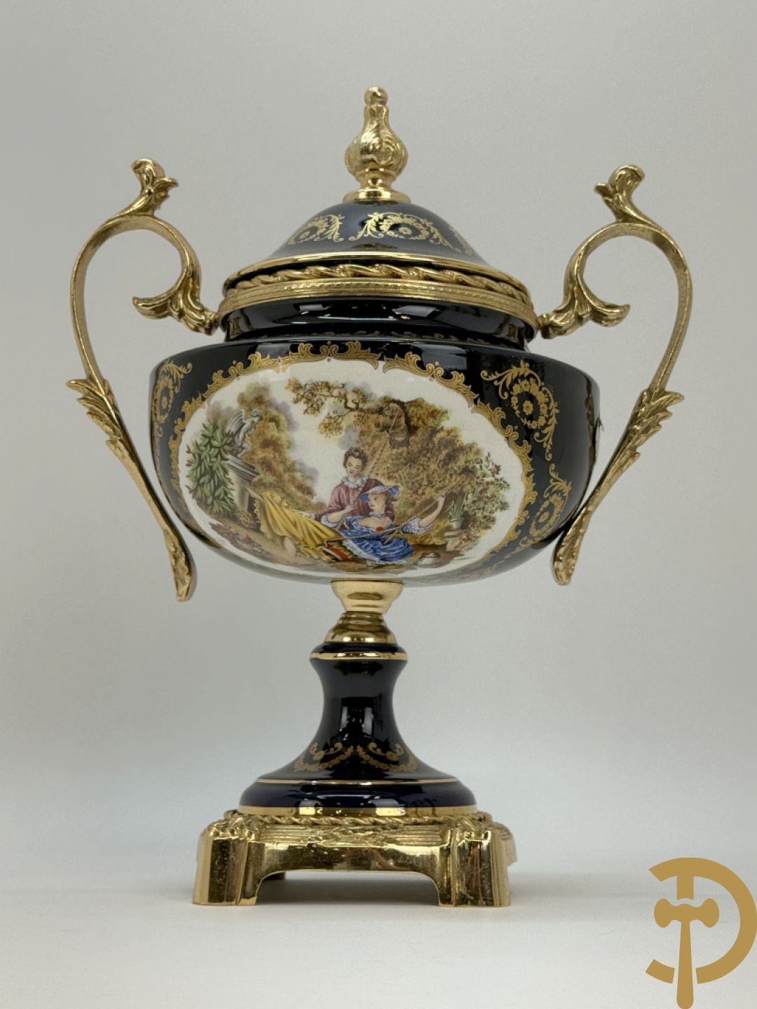 Driestel Sèvres stijl bestaande uit paar dekselpotiches met koperen ornamenten en romantisch decalcomanie decor, Sèvres stijl+ dekselcoupe met Sèvres en romantisch decor
