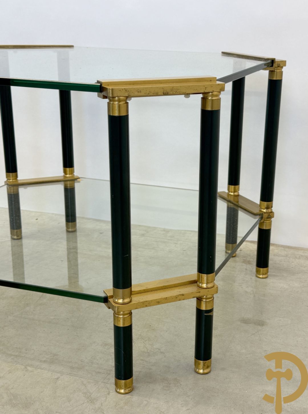 Vintage salontafel met glas en koperafwerking + 3 bijhorende vintage bijzettafels