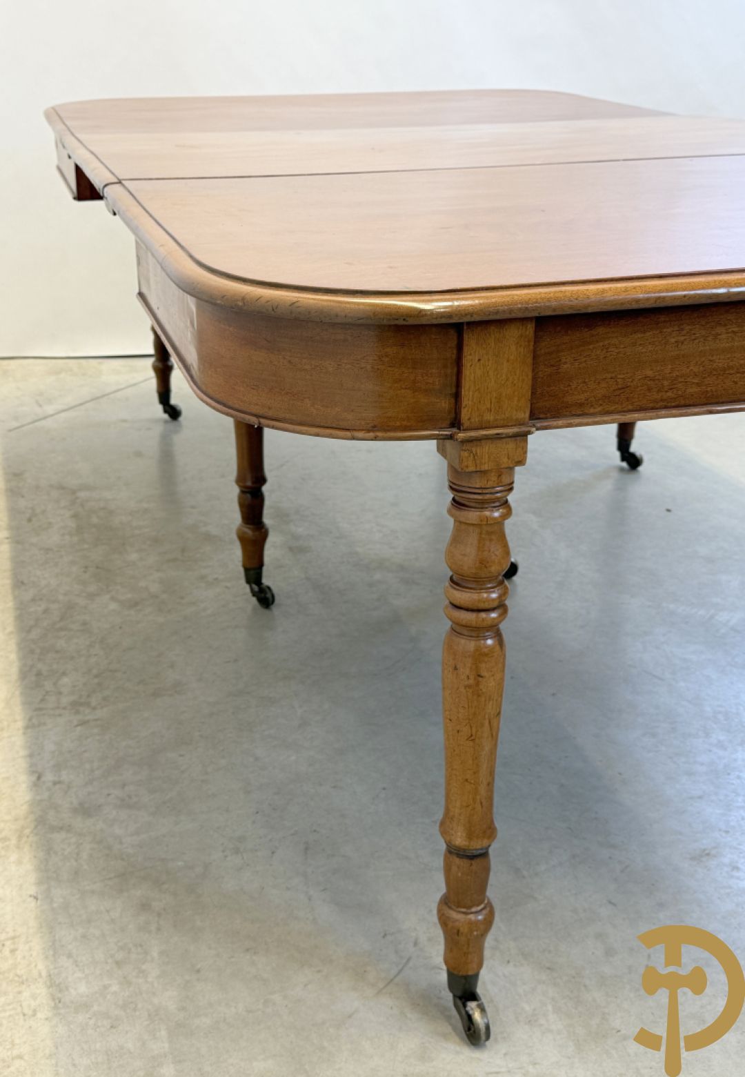 Engelse mahoniehouten tafel op 8 ballusterpoten (met 2 verlengstukken)