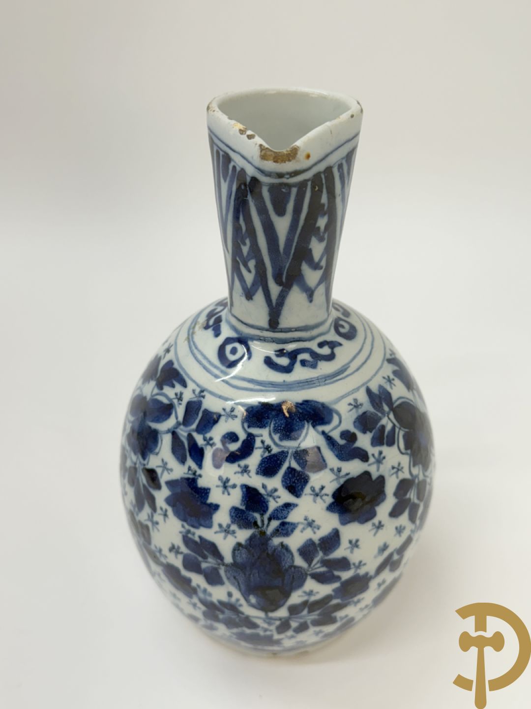 Twee Delftse blauw/wit schenkkannen met bloemendecor